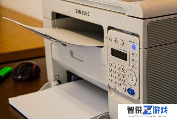轻轻拉出卡纸