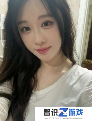 轩子巨2兔晒美照，因棕色内搭被质疑没穿，本人回应：有穿，爱信不信