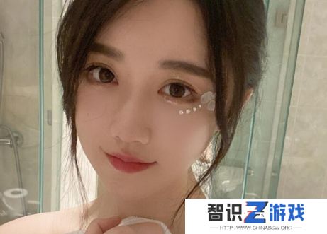 轩子巨2兔晒美照，因棕色内搭被质疑没穿，本人回应：有穿，爱信不信