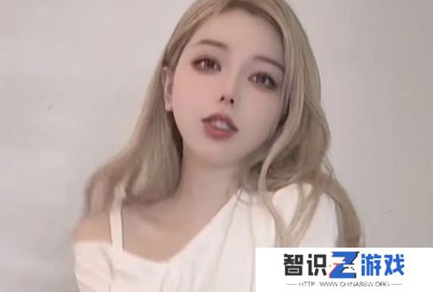 **一姐直播躺着赚钱，摆各种奇怪姿势吸引观众，网友：节目效果拉满