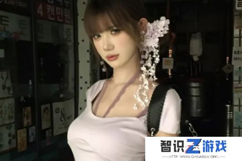 百万美女网红脚踏三条船被曝，两任男友曾同住一间酒店，楼上楼下两边跑
