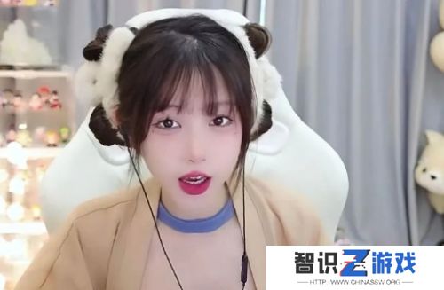 女主播艾琳直播整活，现场穿包臀裙表演跳舞，网友吐槽：好像狗熊蹭树