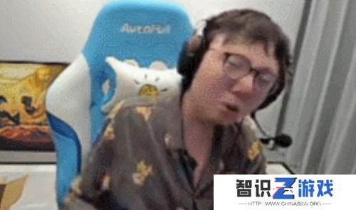 他曾是国服第一中单，如今被嘲讽是老头杯最菜，气得队友直接怒砸键盘