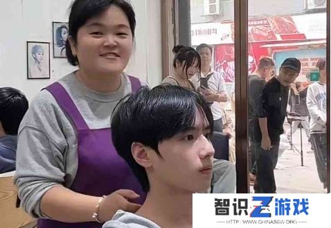 发型师晓华被120拉走？排队客人太多被累倒，这泼天的富贵也是有心无力