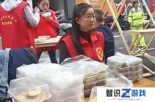 发型师晓华遭同行抵制，嘲讽她长得像农村大妈，直言她让行业倒退10年