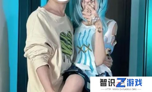 博主晒Coser女友合照，称自己万分后悔，身体一天不如一天，网友却笑了