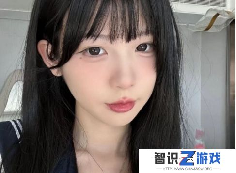 女主播艾琳直播整活，现场穿包臀裙表演跳舞，网友吐槽：好像狗熊蹭树