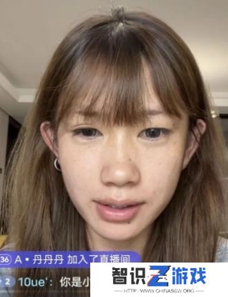 百万美女网红脚踏三条船被曝，两任男友曾同住一间酒店，楼上楼下两边跑