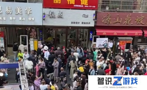 发型师晓华遭投诉，称其店面吵闹扰民，相关部门已介入，网友：同行打压