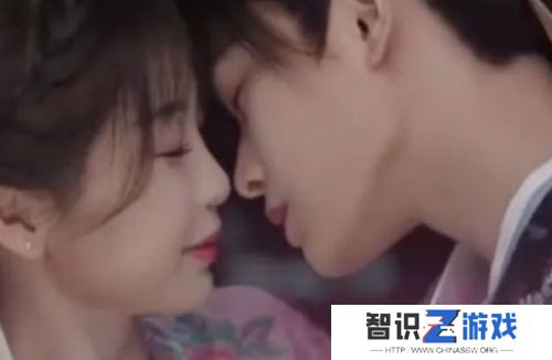 《永夜星河》主角吻戏遭删减引众怒，剧组被迫放出告白拥吻镜头，网热炸锅了