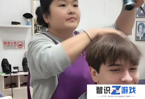 发型师晓华遭投诉，称其店面吵闹扰民，相关部门已介入，网友：同行打压