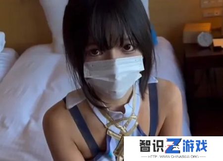 中日情侣糖花和黄毛再现辣眼操作，用嘴清理女友脚上沙子，网友不淡定了