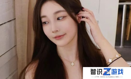 LPL英文解说Kitty晒白色吊带装，身材绝好惹人注目，以前真的小看她了
