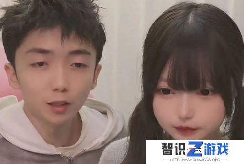 中日情侣糖花和黄毛再现辣眼操作，用嘴清理女友脚上沙子，网友不淡定了
