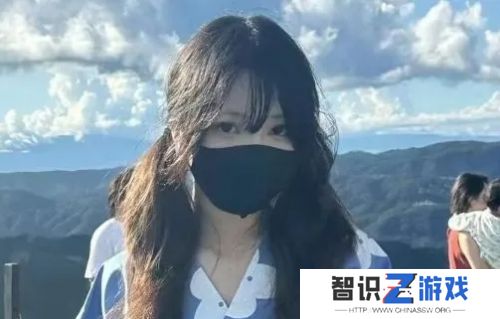 中日情侣糖花和黄毛再现辣眼操作，用嘴清理女友脚上沙子，网友不淡定了