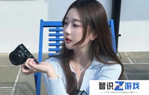 LPL英文解说Kitty晒白色吊带装，身材绝好惹人注目，以前真的小看她了