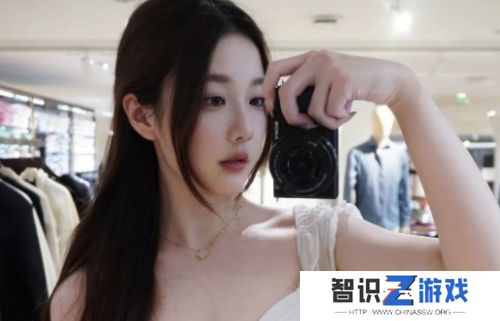 LPL英文解说Kitty晒白色吊带装，身材绝好惹人注目，以前真的小看她了