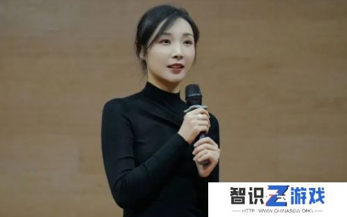 女流受邀回清华母校演讲，现场讲述毕业转型史，称选对职业非常重要
