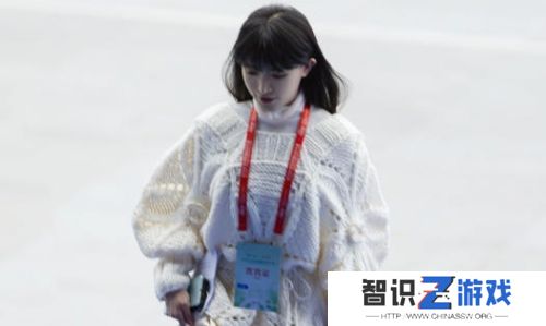 李子柒化身“熊猫姐姐”再度亮相，亲手缝制熊猫蜀锦裙，精巧手艺获好评