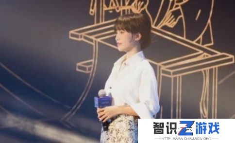 李子柒化身“熊猫姐姐”再度亮相，亲手缝制熊猫蜀锦裙，精巧手艺获好评