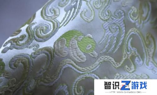 李子柒化身“熊猫姐姐”再度亮相，亲手缝制熊猫蜀锦裙，精巧手艺获好评