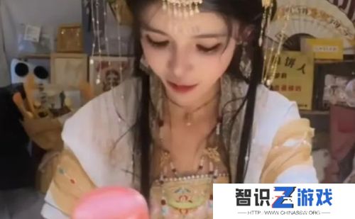 狗头萝莉重回老赛道，穿lolita礼裙展露好身材，网友调侃：饼不卖了？