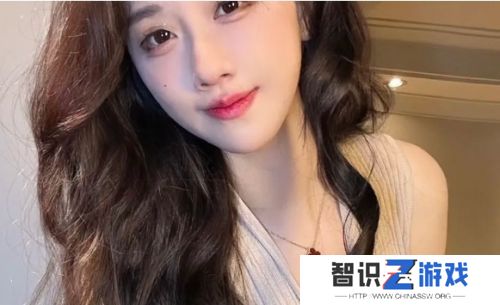 轩子巨2兔晒绝美照片，黑袜过膝，风韵满满，不愧是老艺术家