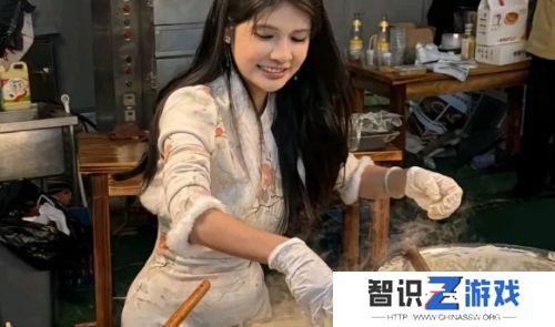 狗头萝莉身穿紫色汉服，好身材太吸睛，称近期又拿下3个大客户