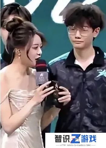 LPL全明星赛突发意外，女主持骆歆两边肩带滑落引热议，网友：故意为之
