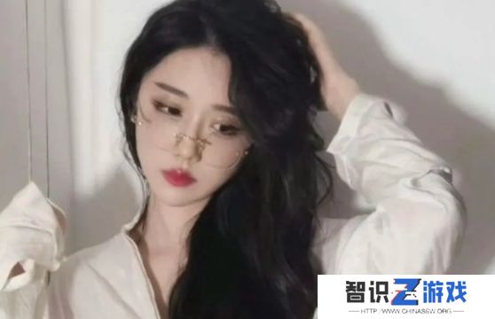 轩子巨2兔晒绝美照片，黑袜过膝，风韵满满，不愧是老艺术家
