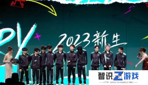 LPL美女主持公开擦边，比赛现场肩带滑落，Leave不敢低头表情难绷
