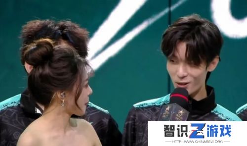 LPL美女主持公开擦边，比赛现场肩带滑落，Leave不敢低头表情难绷