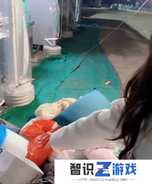 狗头萝莉举办爱心活动，现场开启“以物换饼”，目前已获得大批物资