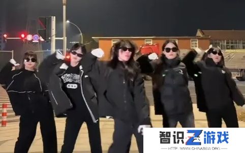 最离谱“秋招”现场，社会摇招聘被挤破头，从大专到博士都在摇花手