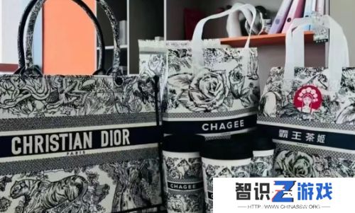 霸王茶姬“骑脸式”广告引争议，国风奶茶纷争不断，碰瓷营销谁来管