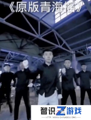 最离谱“秋招”现场，社会摇招聘被挤破头，从大专到博士都在摇花手