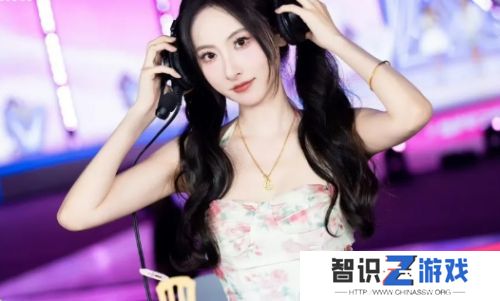 LPL女解说被曝已换赛道，直播间穿红衣吊带跳舞，网友：难道被解雇了