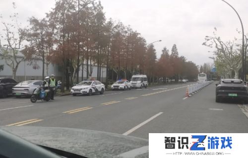 极越CEO上月还请车主吃海底捞，下月就原地解散，被员工围堵要求赔偿