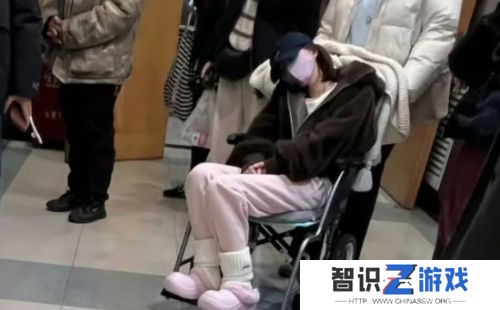 知名女星坐轮椅上医院引热议，工作室公布病情内幕，将暂停所有工作