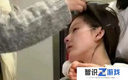 知名女星坐轮椅上医院引热议，工作室公布病情内幕，将暂停所有工作