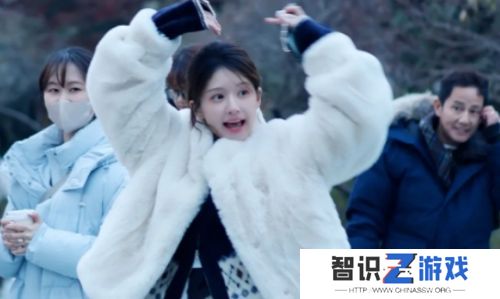 知名女星坐轮椅上医院引热议，工作室公布病情内幕，将暂停所有工作