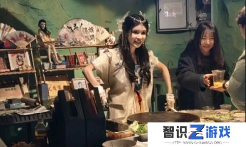 狗头萝莉穿古风裙卖饼，完美身材展露无遗，已计划给粉丝抽新年礼物