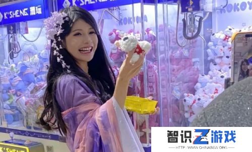狗头萝莉喜获粉丝送礼，穿紫色古风装表达感谢，身材太好令人羡慕