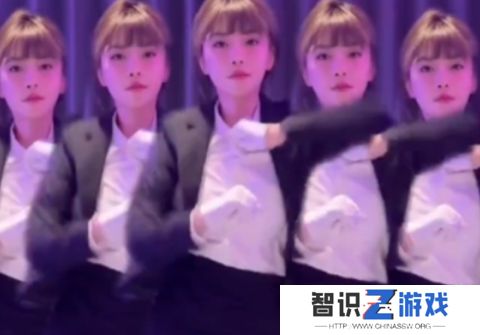 周淑怡宣布某手复播，身穿黑袜西装跳舞，网友：依旧土味十足