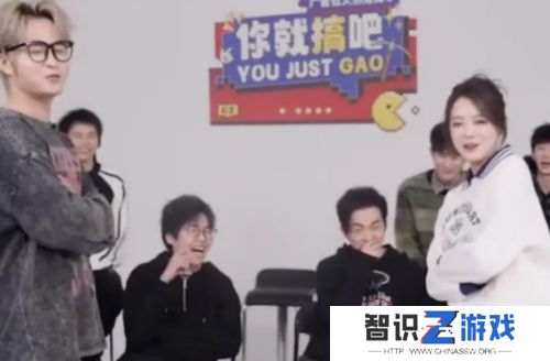 骆歆与前男友手牵手参加综艺，举止亲密，后台互动频繁，疑似复合