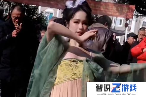 女主播冬天光脚直播，称自己月收入仅2000，网友：还不如进厂打螺丝