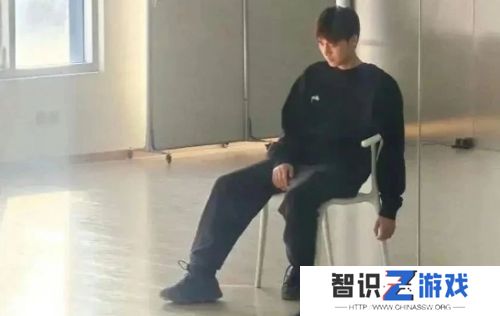 封杀2年，李易峰高调复出引热议，竟还要开世界巡回演唱会