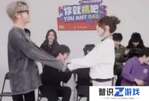 骆歆与前男友手牵手参加综艺，举止亲密，后台互动频繁，疑似复合
