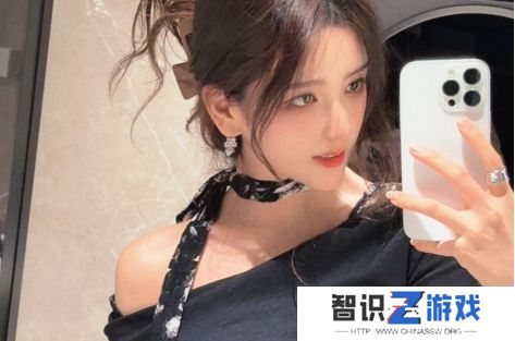 美女主持Rita晒顶级美照，黑色露肩装诱惑满满，纯欲风简直太合适了