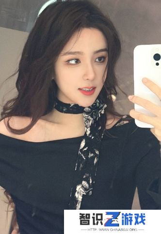 美女主持Rita晒顶级美照，黑色露肩装诱惑满满，纯欲风简直太合适了